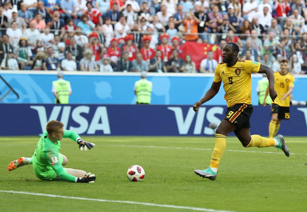 El delantero belga Romelu Lukaku (derecha) no tuvo un buen partido y fue sustituido en el segundo tiempo.