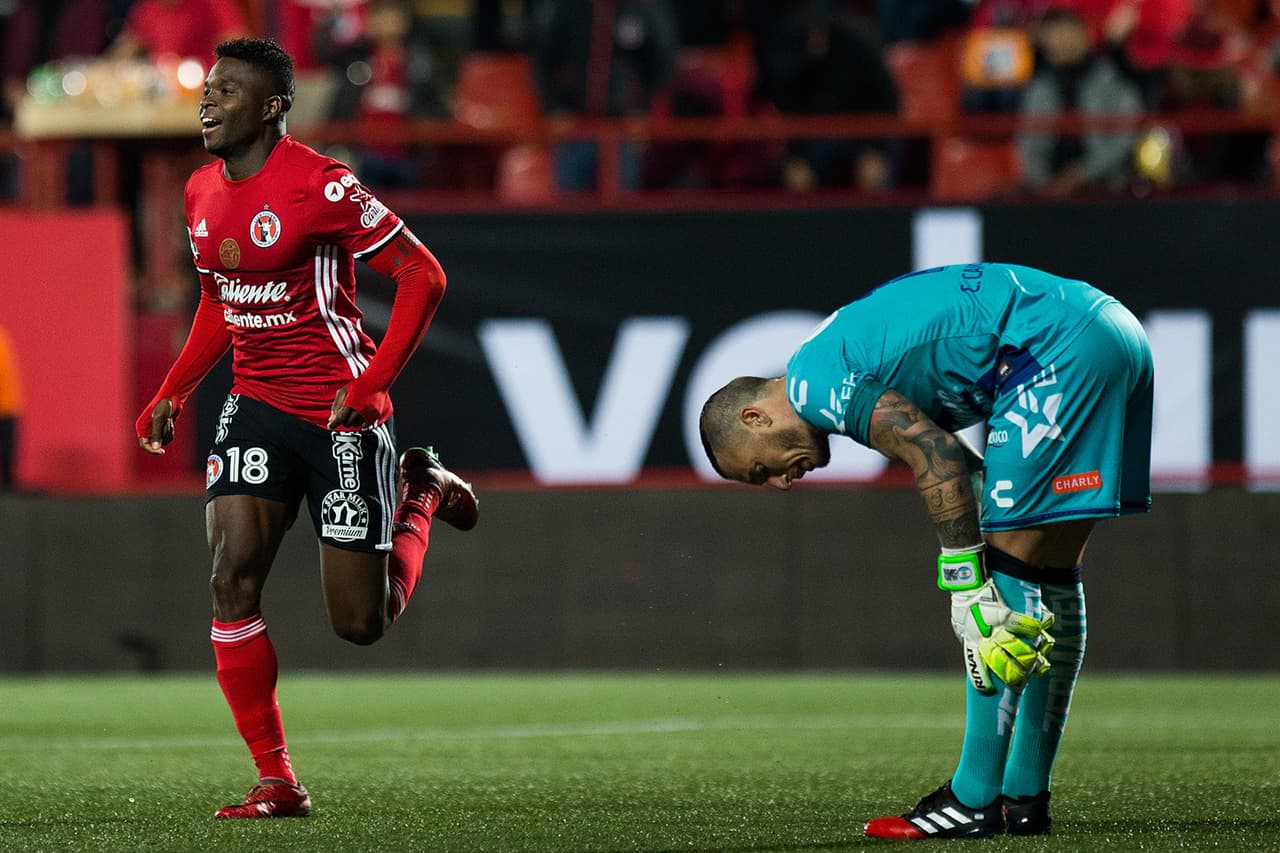 Casi siempre es héroe camotero, pero en dos jornadas Campestrini ha pasado más tiempo hablando con los silbantes y recogiendo la pelota del interior de su cabaña que dedicándose a atajar. Le pesó el escándalo con Alustiza.