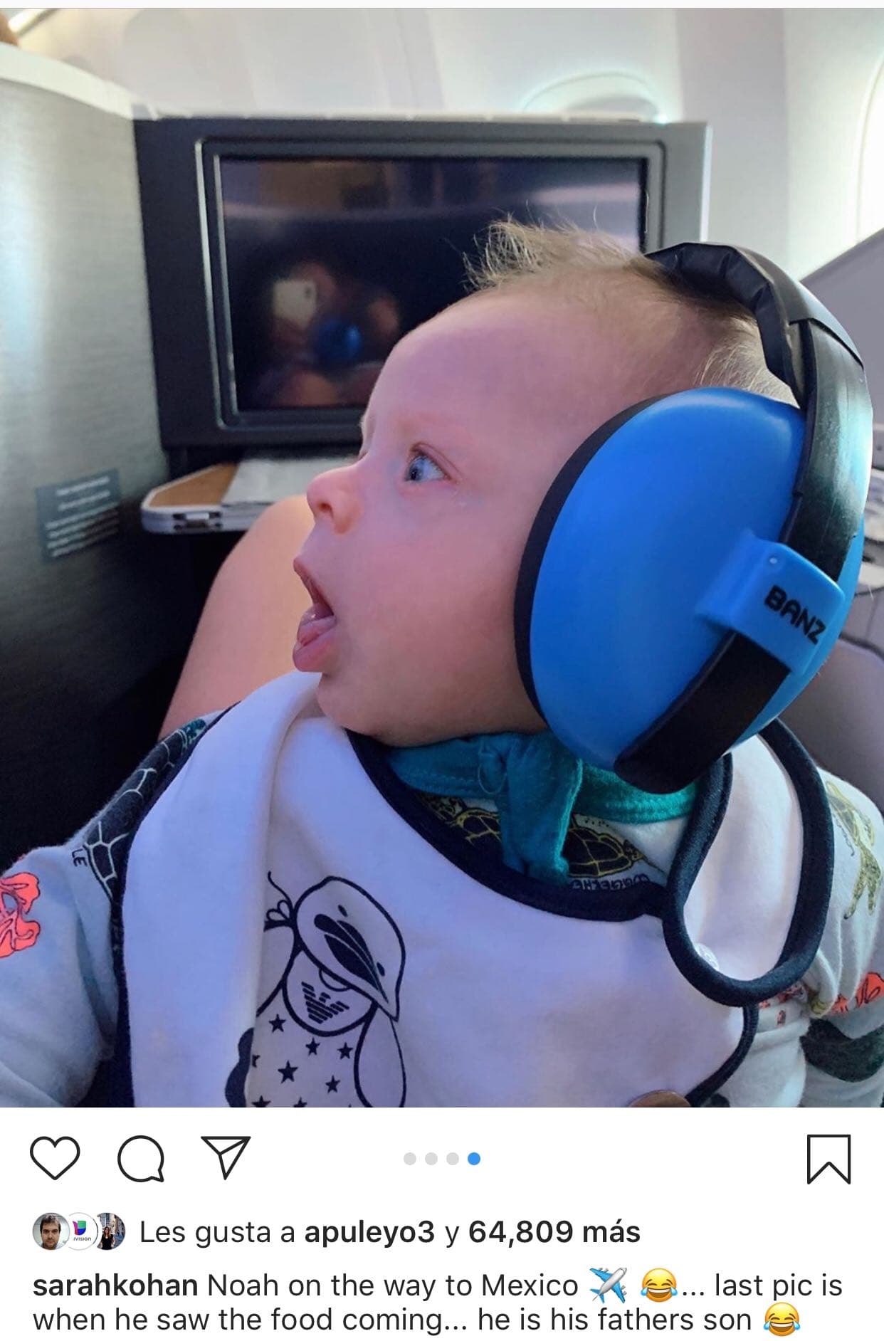 En esta imagen, Noah luce sorprendido y en el pie de foto su madre explicó el momento: "Noah de camino a México… La última foto es cuando vio que la comida venía…
<b><a href="https://www.univision.com/famosos/el-bebe-del-chicharito-hernandez-descubrio-que-tiene-un-gemelo-de-31-anos-fotos" target="_blank">él es hijo de su padre</a></b>", expresó la modelo.