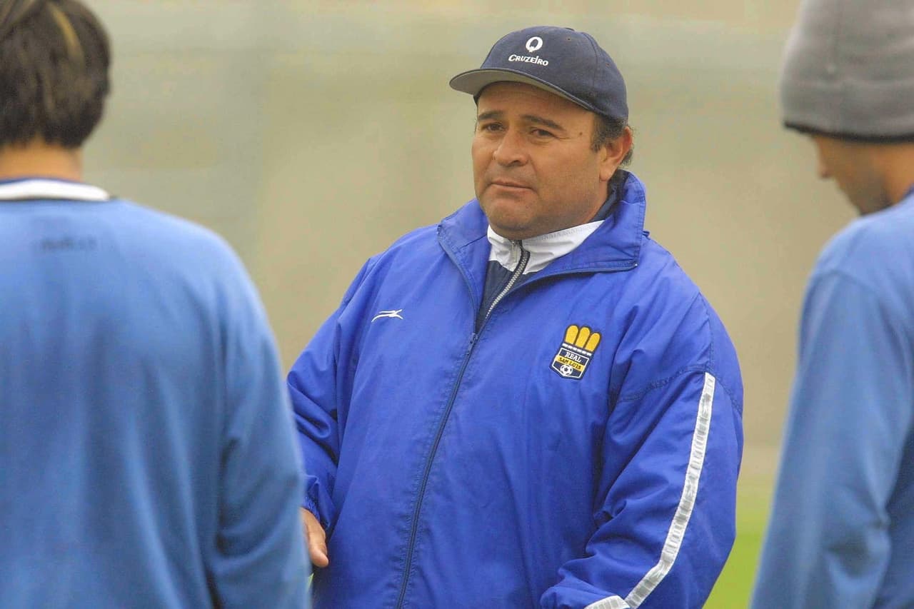 Su andar por los banquillos comenzó en el 2000 con el Real San Luis, entonces en la Primera División A.