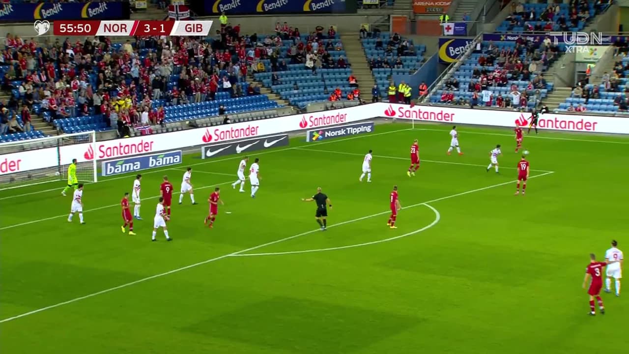 ¡TIRO ATAJADO! disparo por Alexander Sørloth.