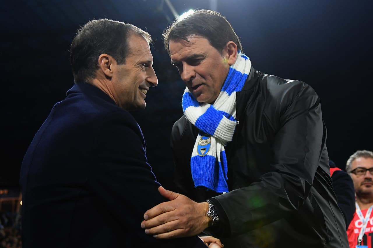 Massimiliano Allegri y Leonadrdo Semplici, los entrenadores de la contienda, se saludaban en el protocolo previo al partido.