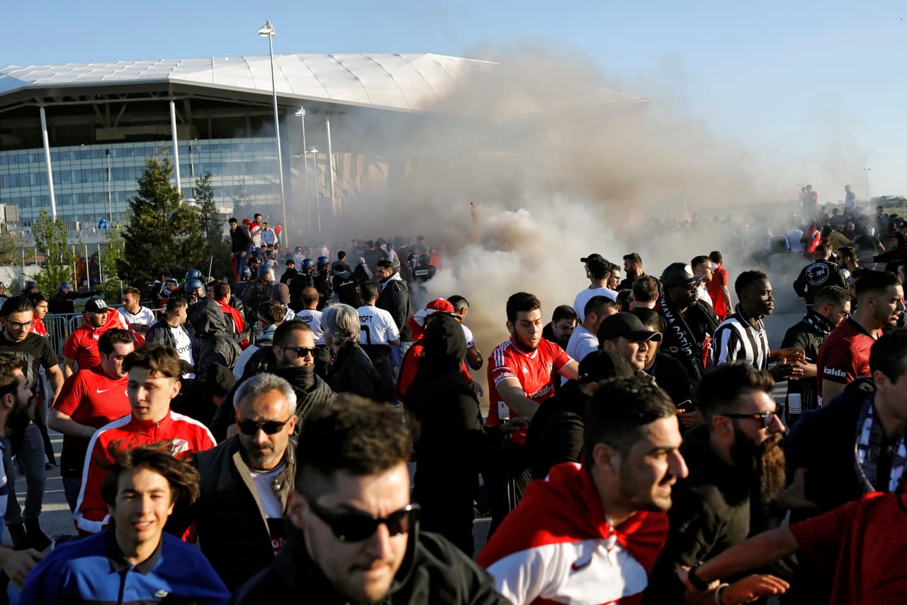 La comisión de disciplina de la UEFA acordó castigar al Olympique Lyon y al Besiktas con su exclusión de la próxima competición europea para la que se clasifiquen, en caso de reincidencia en los próximos dos años.