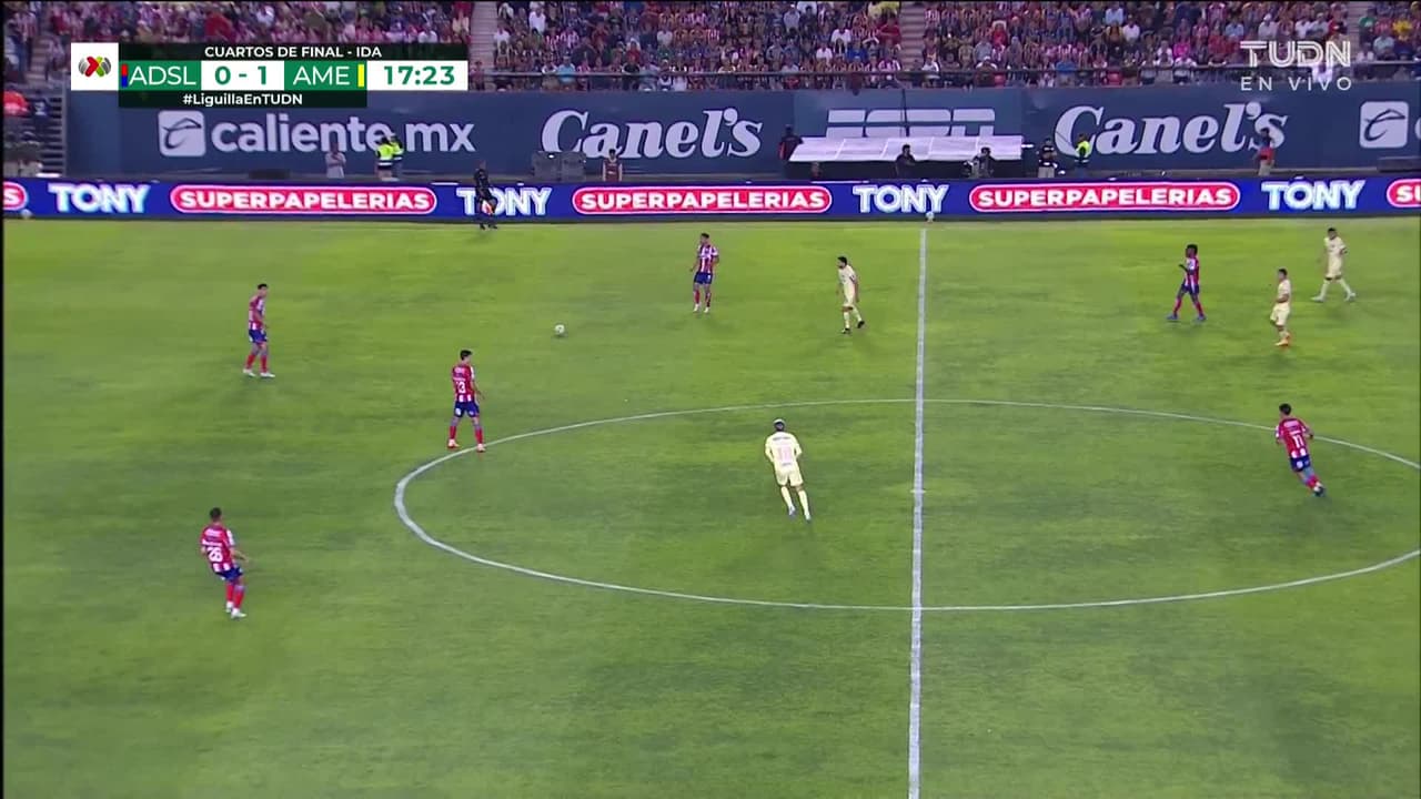 ¡CERCA! Jhon Murillo disparó que se estrella en el poste.