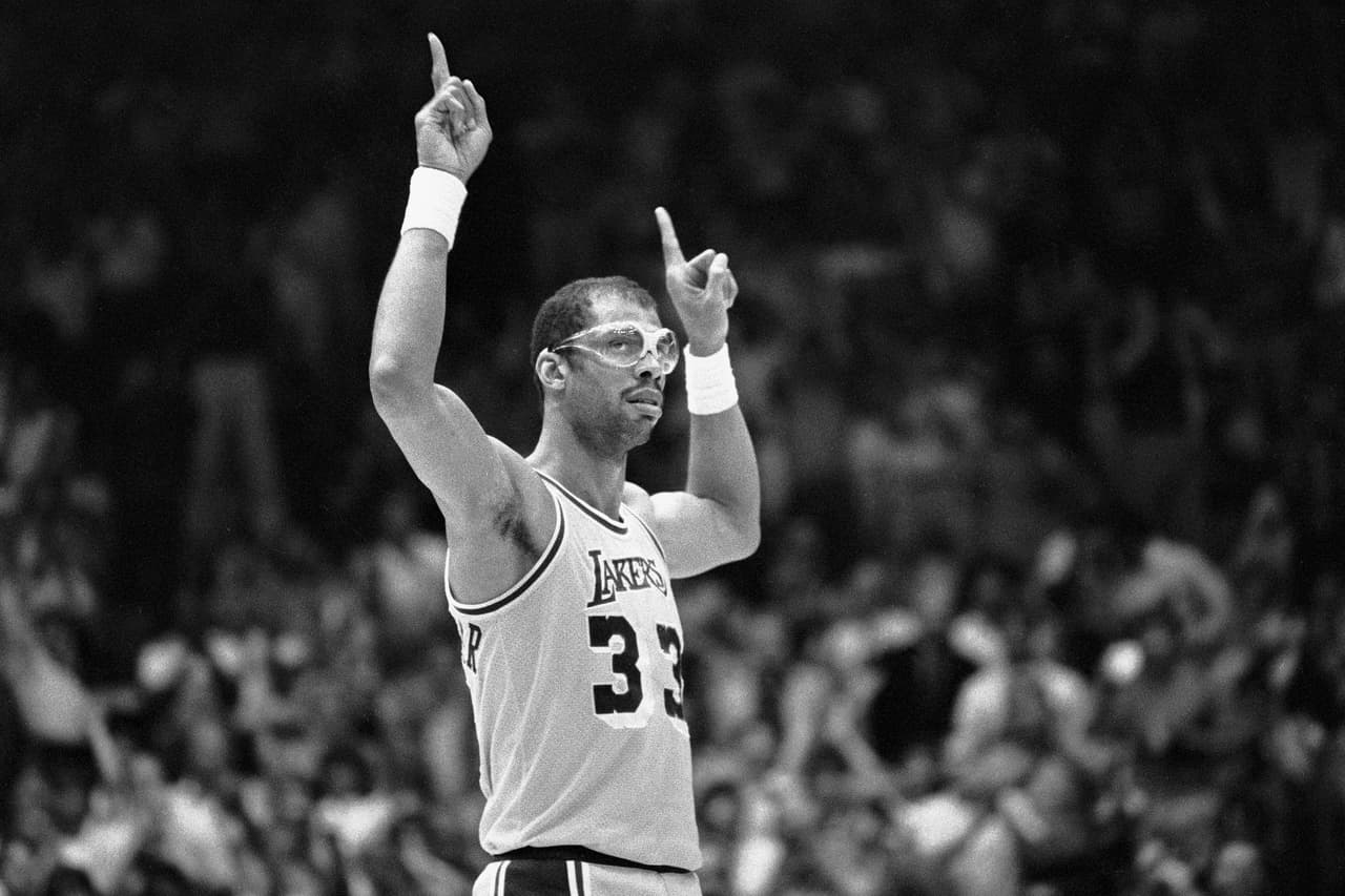 Kareem Abdul-Jabbar - Gracias a sus seis títulos de la NBA, su gran juego y brillo hizo que los Lakers y los Bucks retiraran su dorsal 32 y 33.