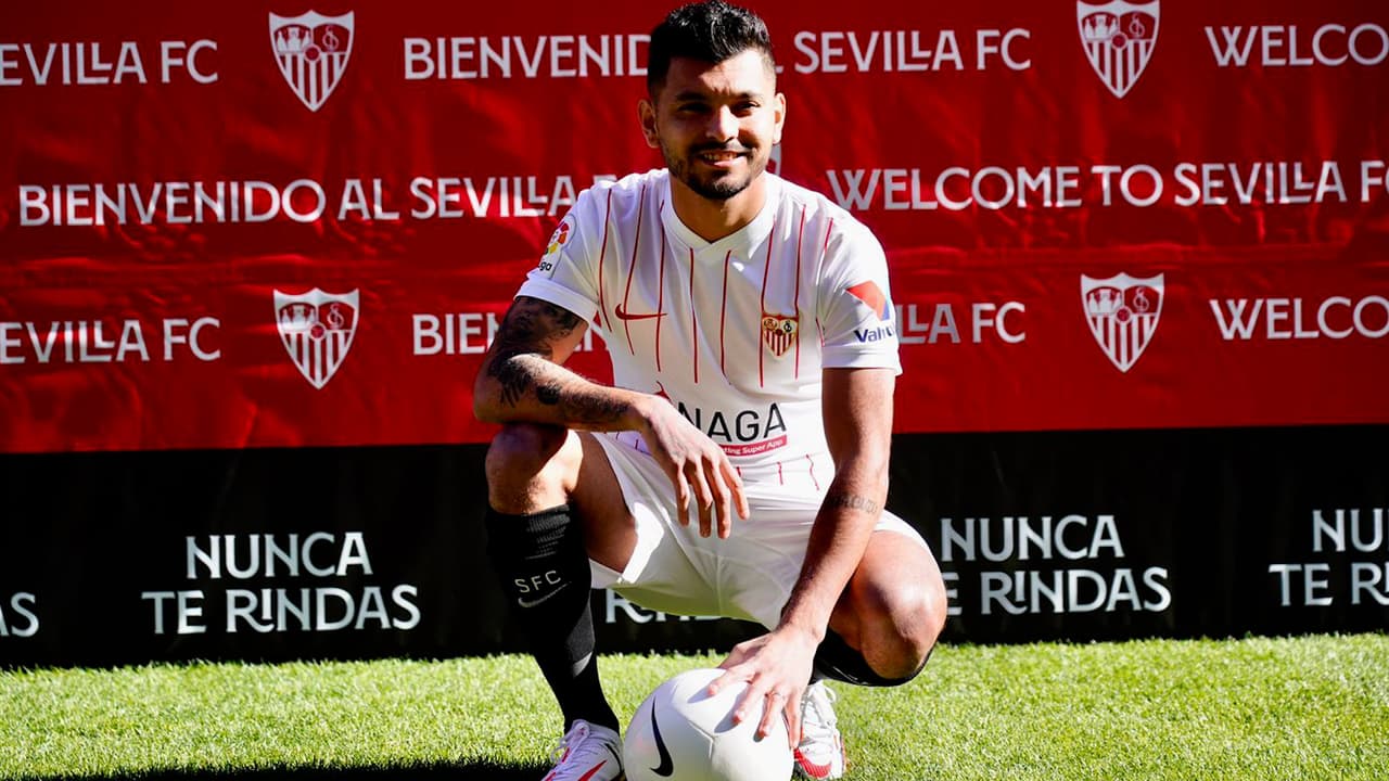 Tecatito llega a Sevilla tras año y medio de pláticas
