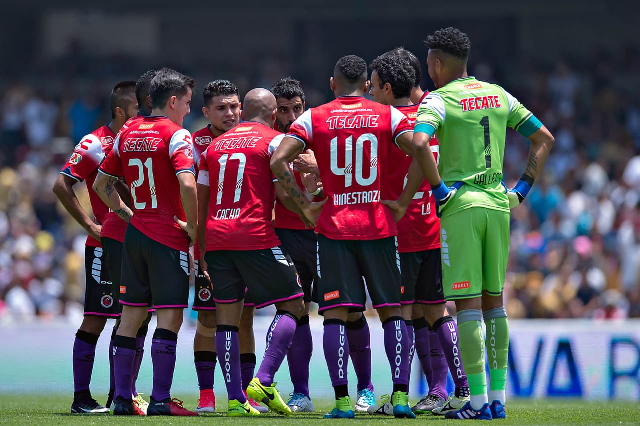 Previo al comienzo del segundo tiempo, los Tiburones se reunieron para motivarse como grupo.