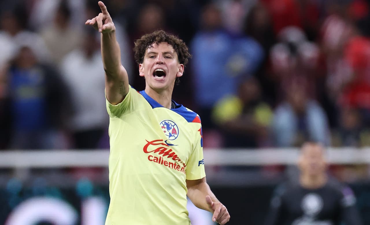 ZAPOPAN, MEXICO - MARCH 6: Igor Lichnovsky of America gives instructions during the round of 16 first leg match between Chivas and America as part of Concacaf Champions Cup 2024 at Akron Stadium on March 6, 2024 in Zapopan, Mexico. (Photo by Simon Barber/Getty Images)