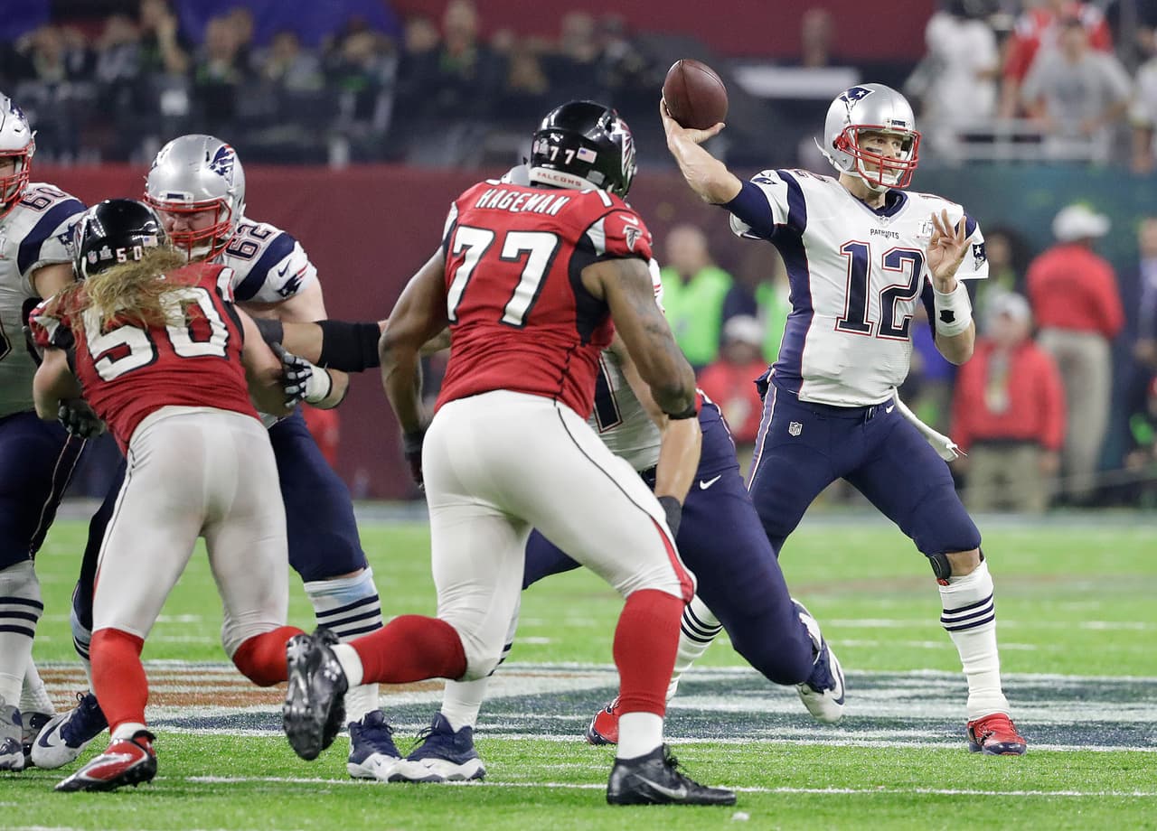 Entonces vino su peor decisión de la noche. En tercera oportunidad y seis yardas por avanzar buscó a Danny Amendola con un pase al centro y el balón fue interceptado.