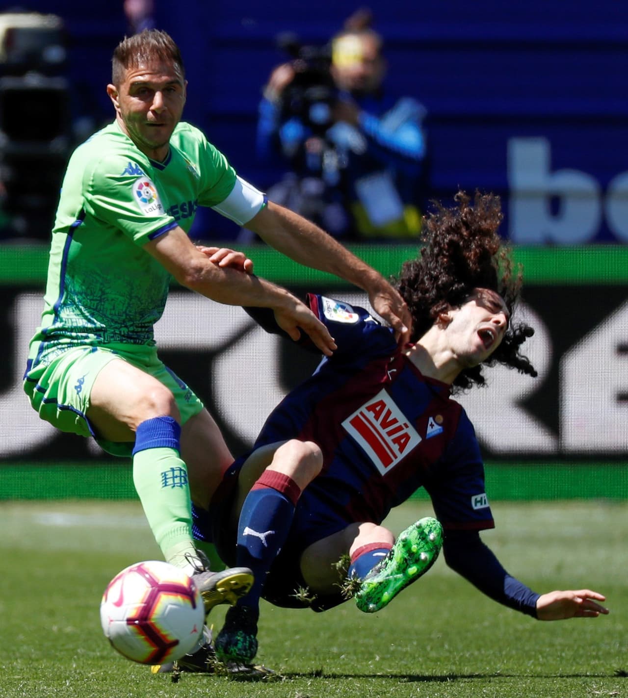 El mediocampista del Betis Joaquín (izq) lucha por un balón con Cucurella, del Eibar, durante la segunda mitad del partido, donde el equipo andaluz echó mano también del mexicano Diego Lainez, quien jugó aproximadamente 15 minutos, aunque sin pesar.