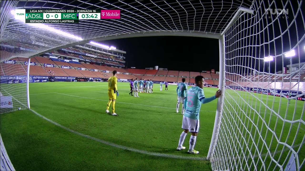 ¡TIRO ATAJADO! disparo por Luis Mendoza.