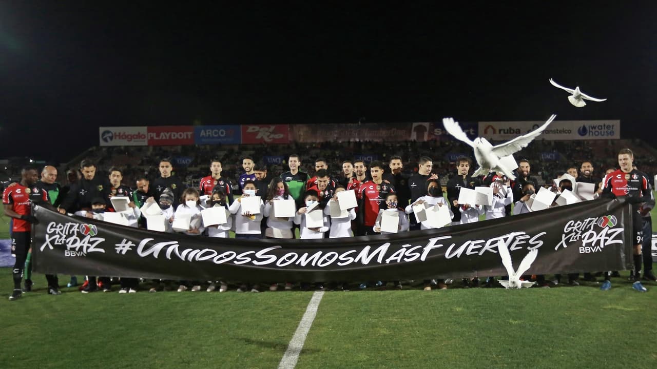 Bravos y Atlas lanzan palomas por la paz en la Liga MX