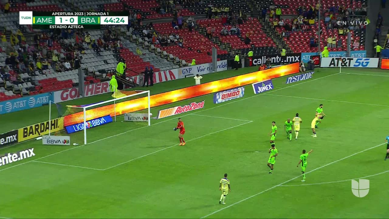 ¡TIRO ATAJADO! disparo por Román Martínez.