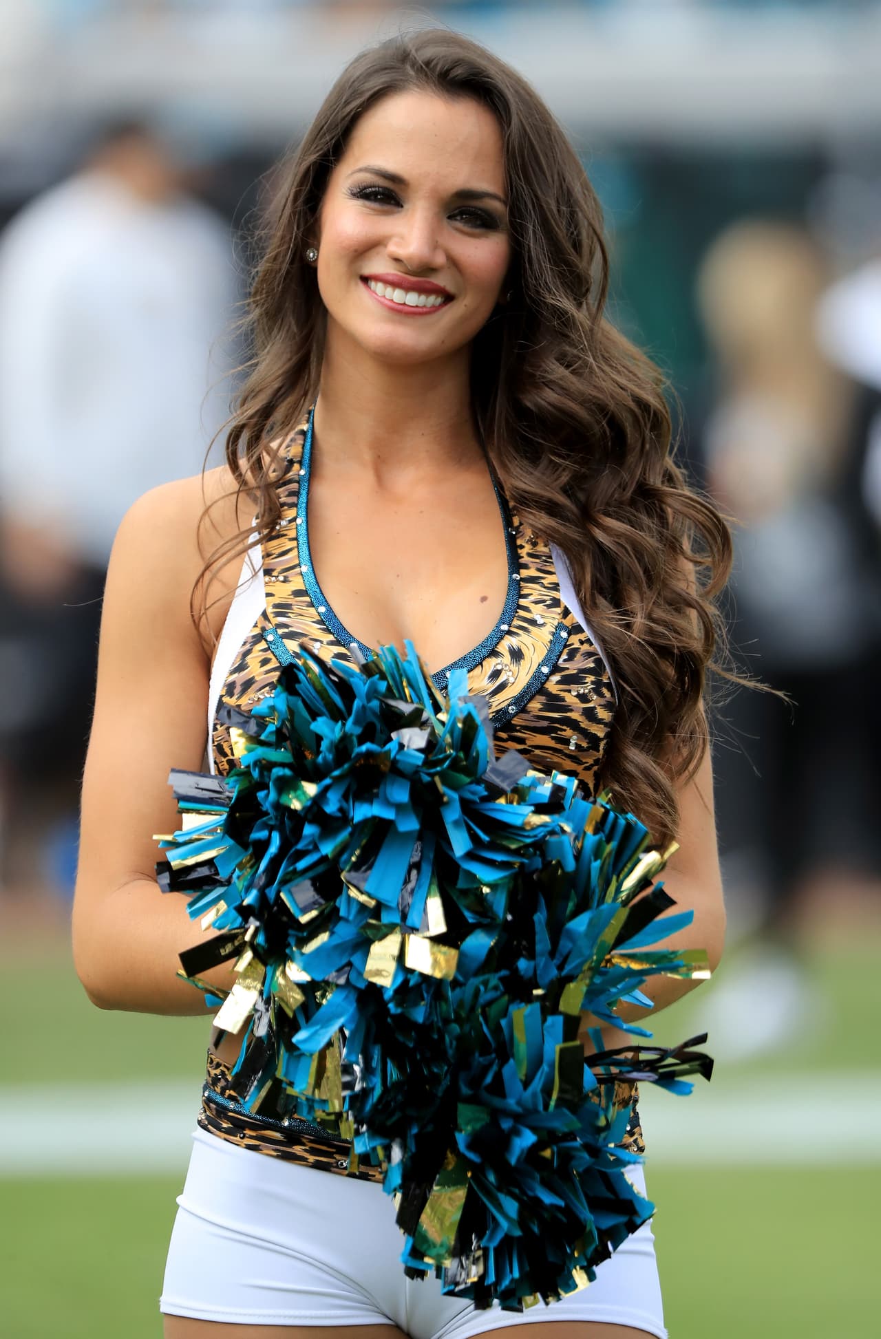 Las curiosidades y alegría de los fanáticos se mezclan con la energía de las porristas del fútbol americano de la NFL.