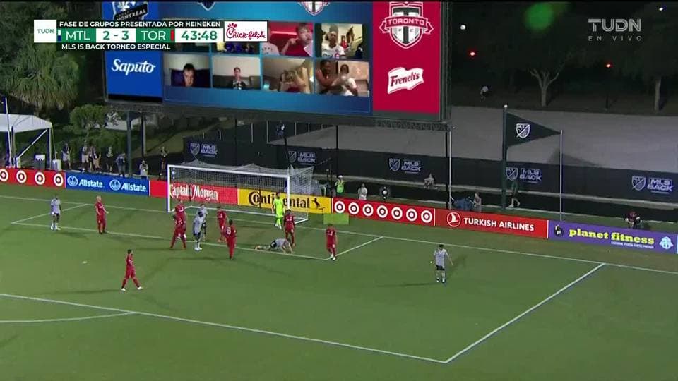 ¡CERCA!. Luis Binks disparó que se estrella en el poste.