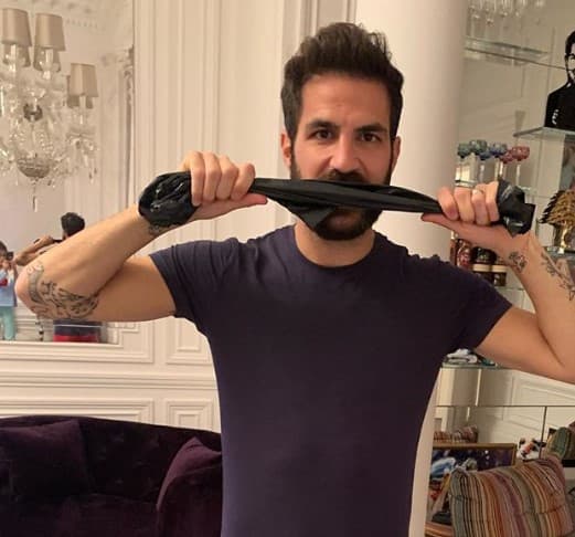 Fabregas no dudó en mostrarse a favor de la iniciativa contra el uso abusivo de las bolsas plásticas y envió el reto a dos compañeros de equipo y compatriotas.