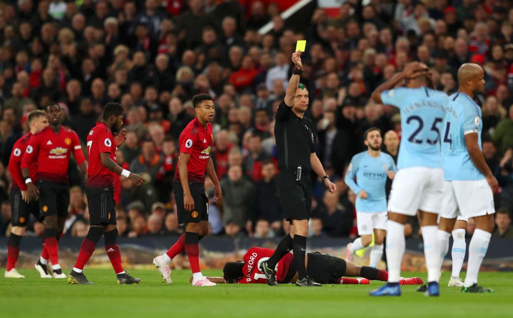 El árbitro del partido Andre Marriner amonesta al defensa belga Vincent Kompany del Manchester City por una dura falta sobre Marcus Rashford del Manchester United. En total hubo cuatro cartones amarillos.