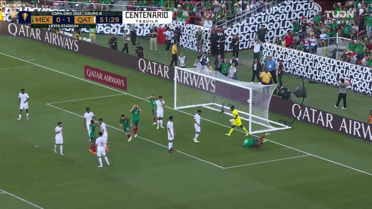 ¡TIRO ATAJADO! disparo por Santiago Giménez.