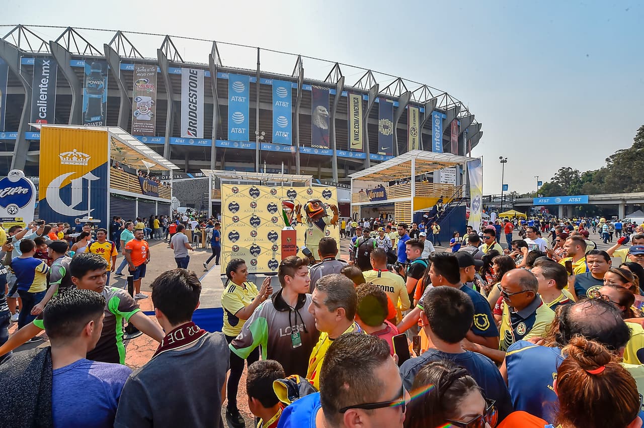 En las afueras del Estadio Azteca fue presentado el trofeo de Copa MX conquistado recientemente por las Águilas del América.