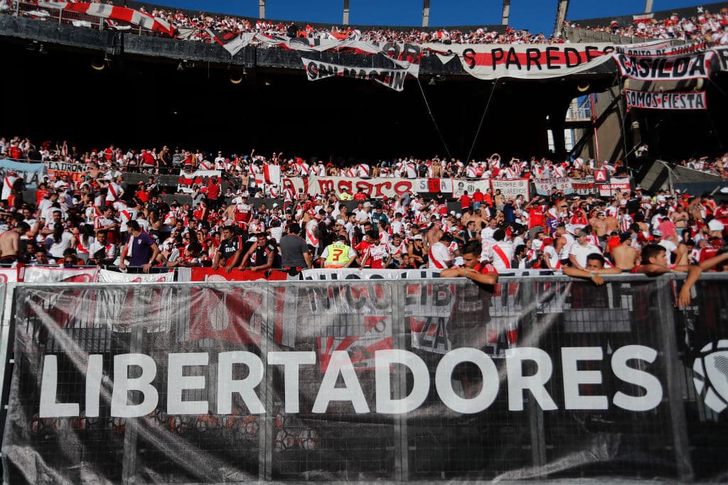 Los fanáticos de River Plate esperaron varias horas por la final de la Copa Libertadores contra Boca Juniors, juego suspendido luego de la agresión al vehículo del equipo Xeneize camino al estadio.