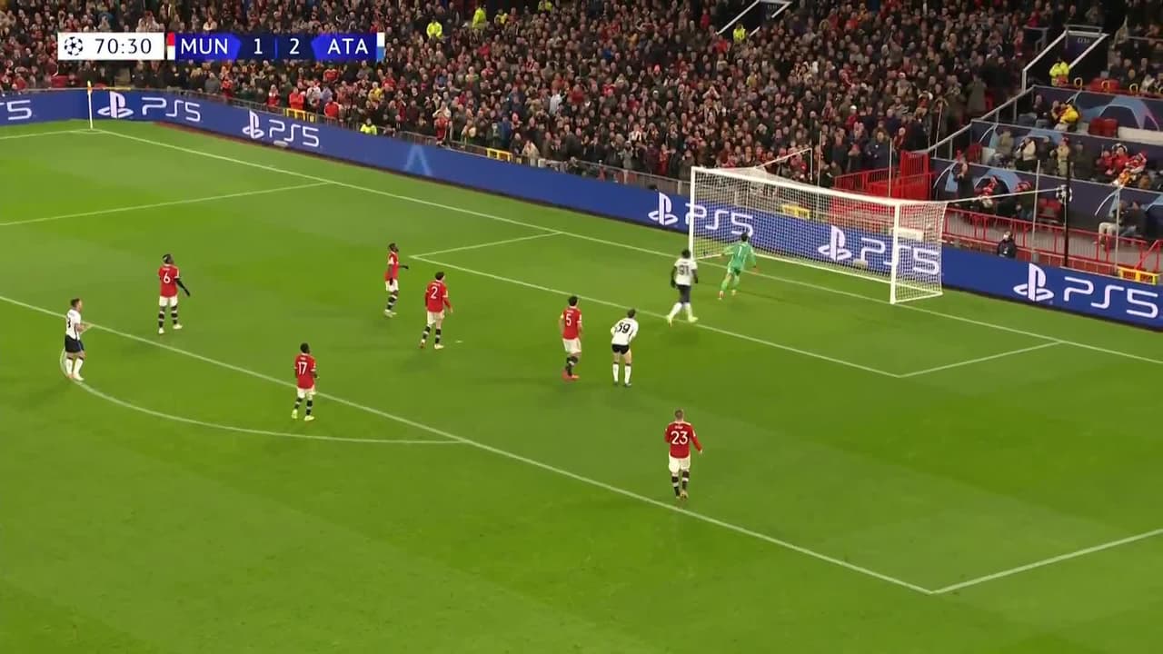 ¡TIRO ATAJADO! disparo por Ruslan Malinovskyi.