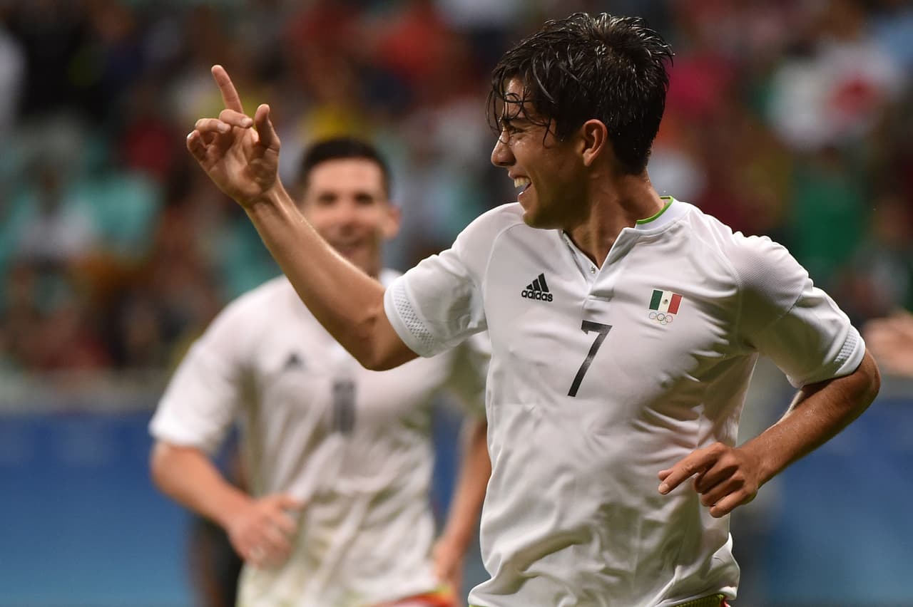 Los futbolistas Rodolfo Pizarro (peroné) y Oribe Peralta (tabique), figuras de la selección de México, sufrieron fracturas en los Olímpicos de Río 2016.