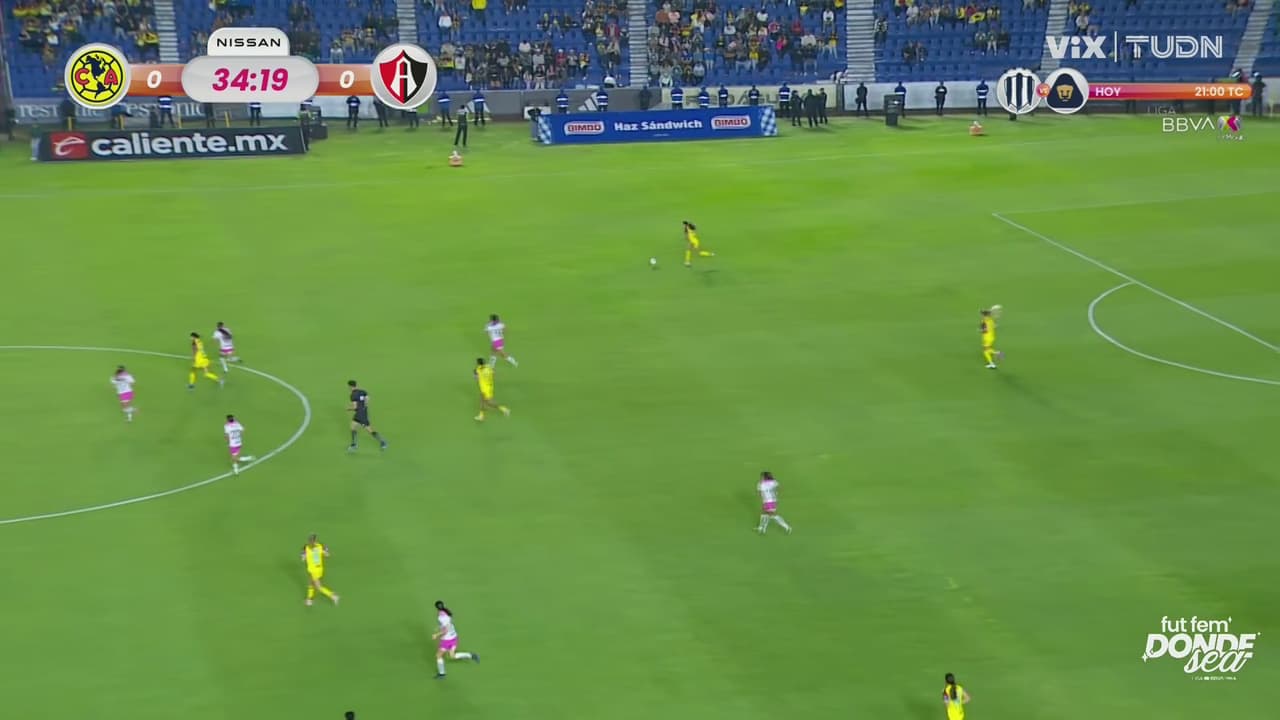 ¡Gooooool del América! Irene Guerrero aprovecha un mal rechace de la guardameta rival para empujar el esférico y poner el primero