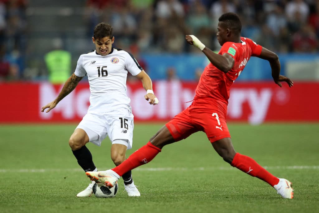 Cristian Gamboa (16) llegando a meter la pierna fuerte ante los intentos ofensivos de Suiza, para contrarrestar el ímpetu tico. En la jugada también Breel Embolo (7).