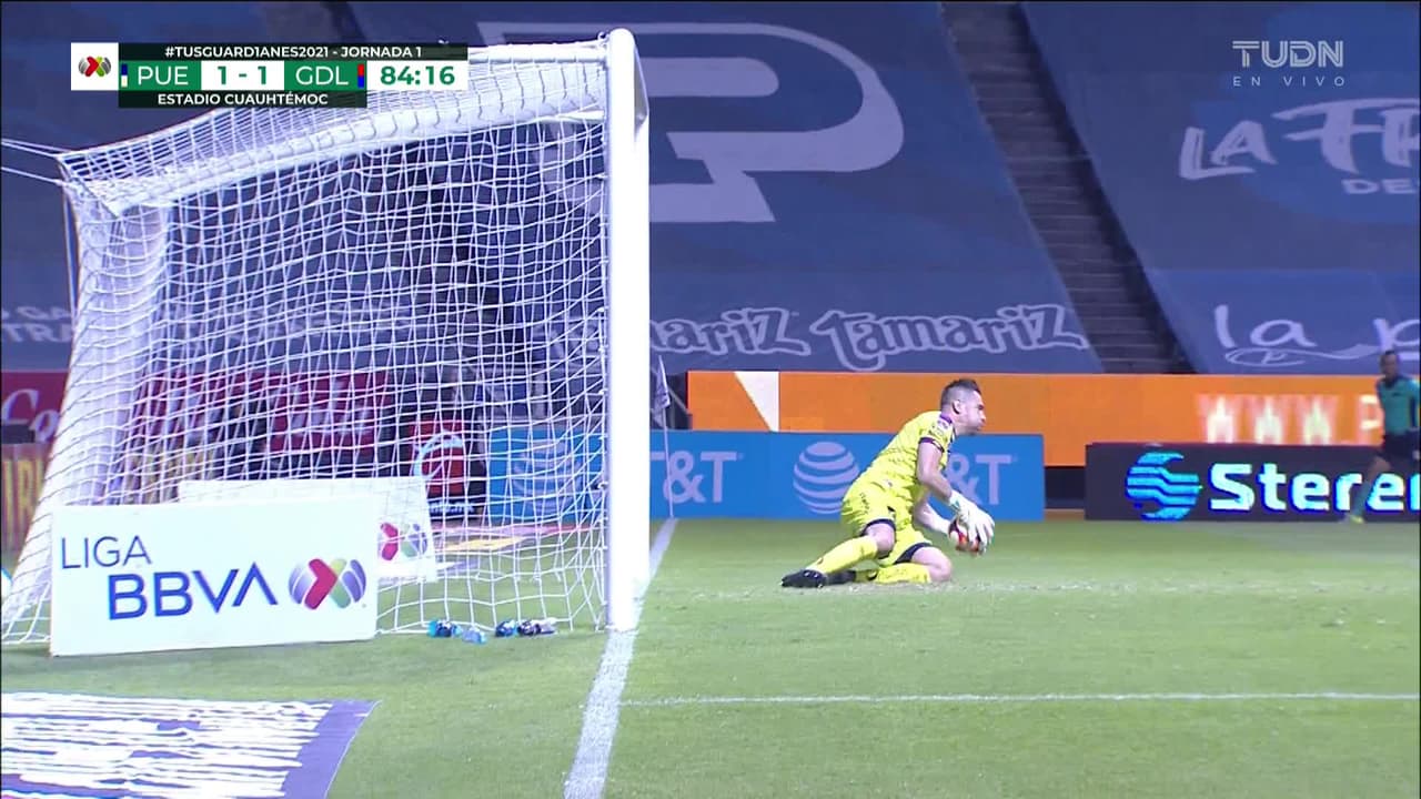 ¡TIRO ATAJADO! disparo por Cristian Calderón.