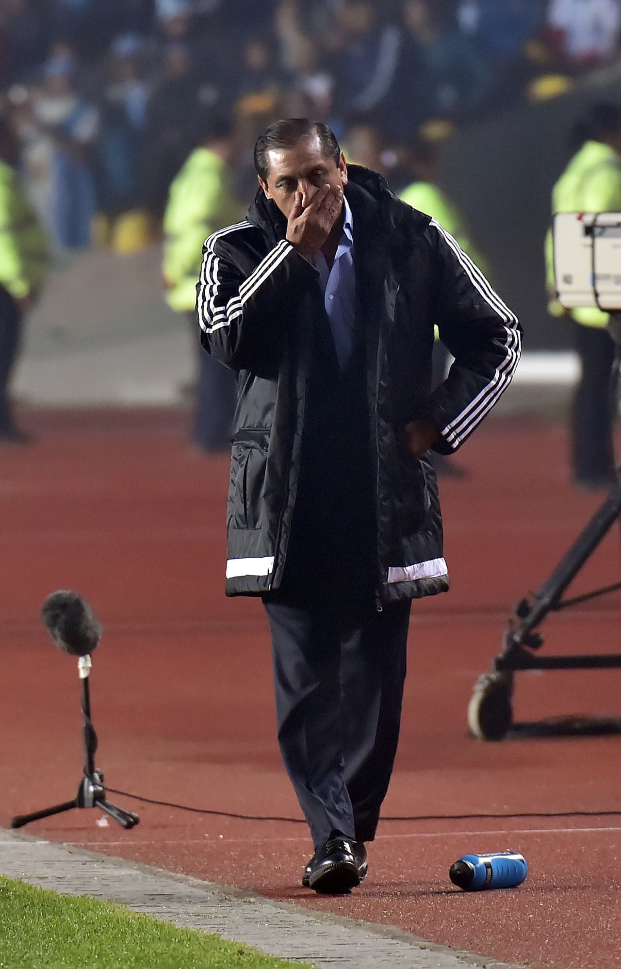 Ramón Díaz no podía creer lo que pasaba en la cancha en una noche para el olvido.