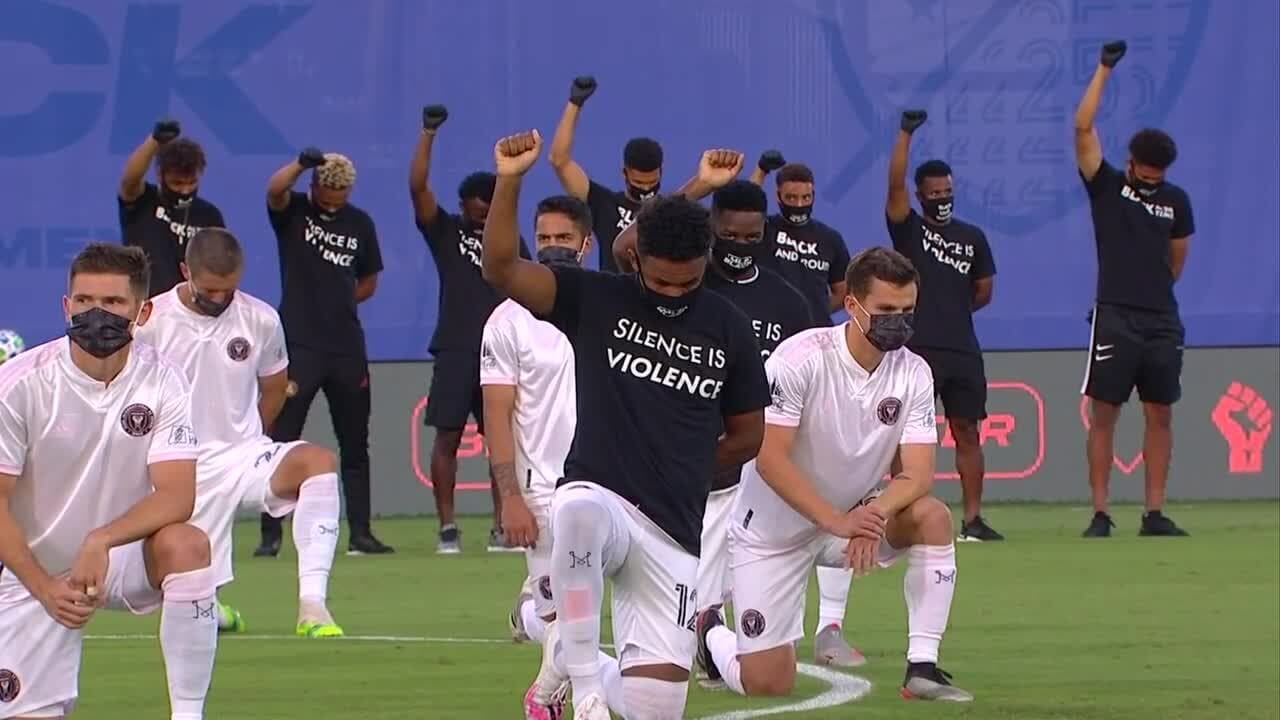Así fue como los jugadores de la MLS rindieron homenaje y apoyaron al movimiento 'Black Lives Matter' momentos antes del pitazo inicial.