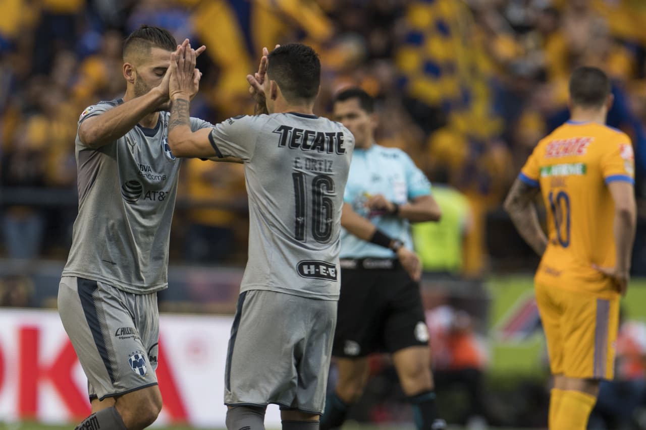Parecía que el hombre de menos afectaría de más el juego porque a los 52 minutos, Nicolás Sánchez, ante una pobre marca, hizo el 1-2 para Rayados.
