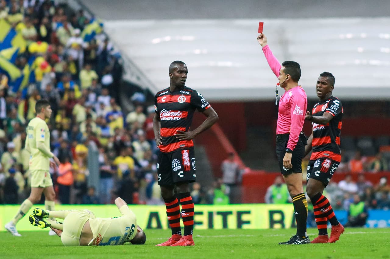A los 35 minutos Tijuana se quedó con 10 jugadores. El colombiano Kevin Balanta se fue expulsado con roja directa por una dura entrada sobre un jugador de las Águilas.