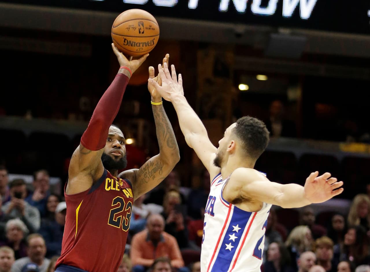LeBron James logra 58vo 'triple doble' de su carrera y los Cavs vencen a 76ers