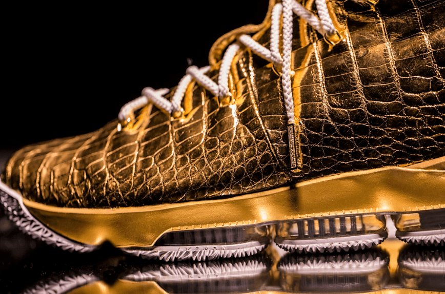 "Este es por mucho el zapato más caro y el más desafiante que hecho hasta el momento. Pero el sudor y las horas han valido cada centavo", dijo Chambrone al sitio 
<i>The Sole Collector</i>.