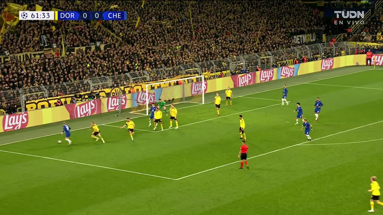 ¡TIRO ATAJADO! disparo por Reece James.