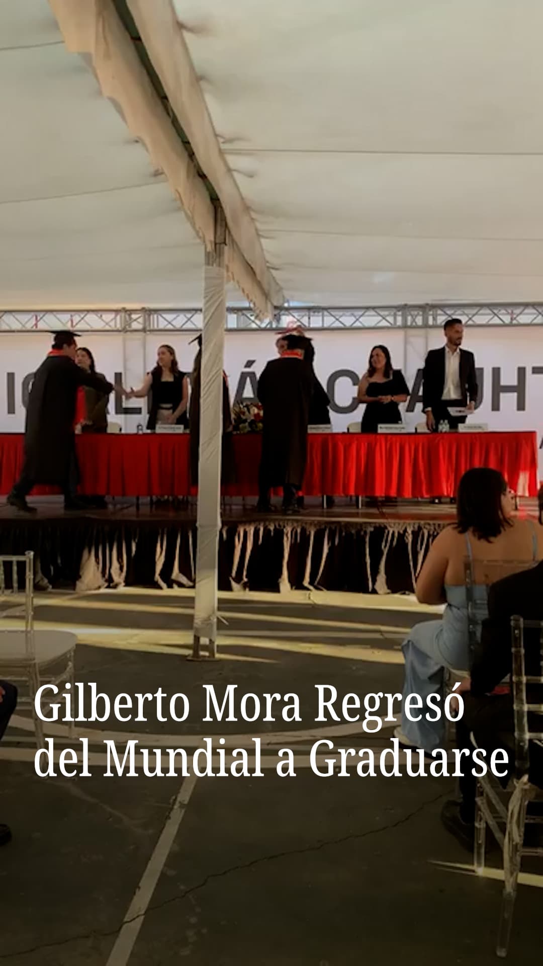 Gilberto Mora regresó del mundial para graduarse de preparatoria