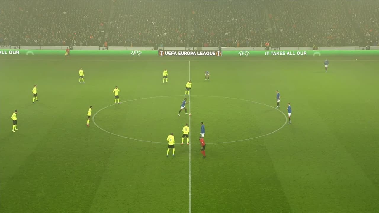 Arranca el partido y la pelota está en juego.