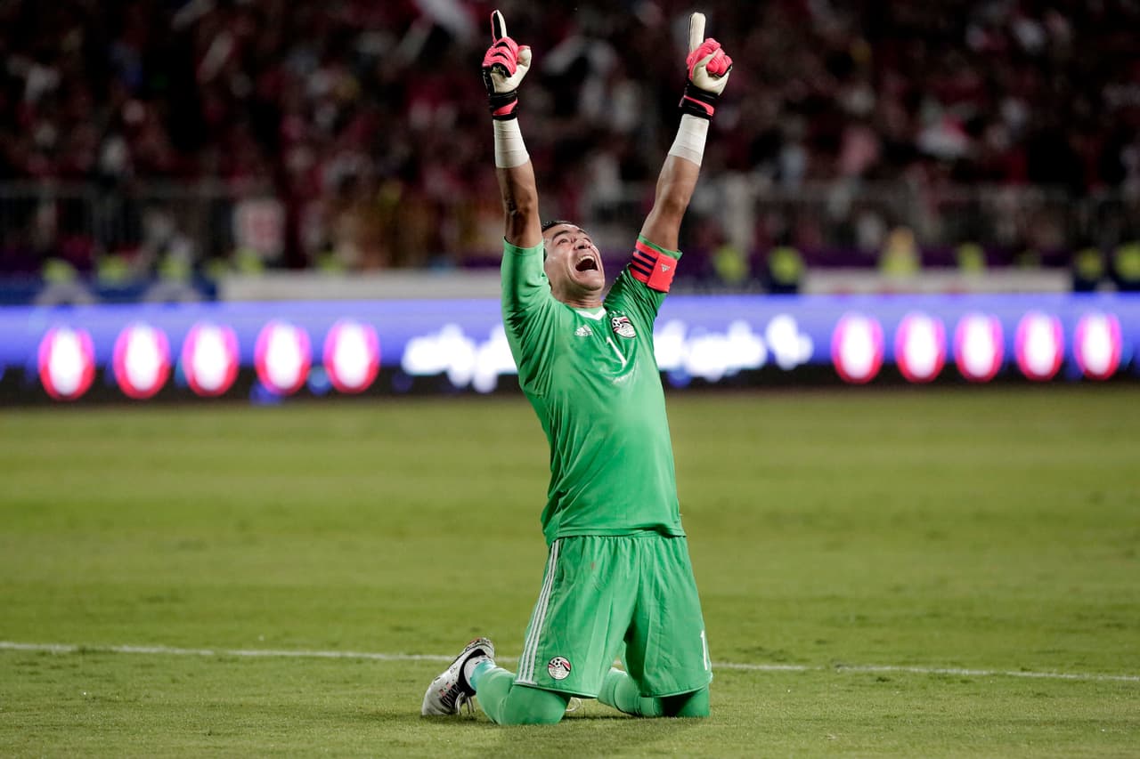 Sin embargo, el egipcio Essam El Hadary tiene su récord al borde del final tras clasificarse con su país. El portero suma 45 años.