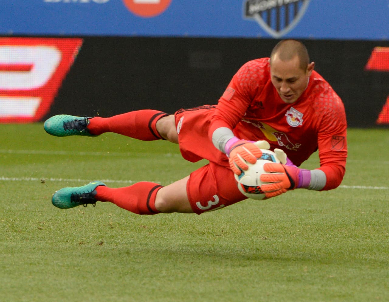 Como de costumbre, el arquero de New York Red Bulls estuvo seguro plantado bajo los tres palos. Luis Robles salvó hasta con tres atajadas lo que pudo terminar siendo una victoria de Dallas en el norte de Texas.