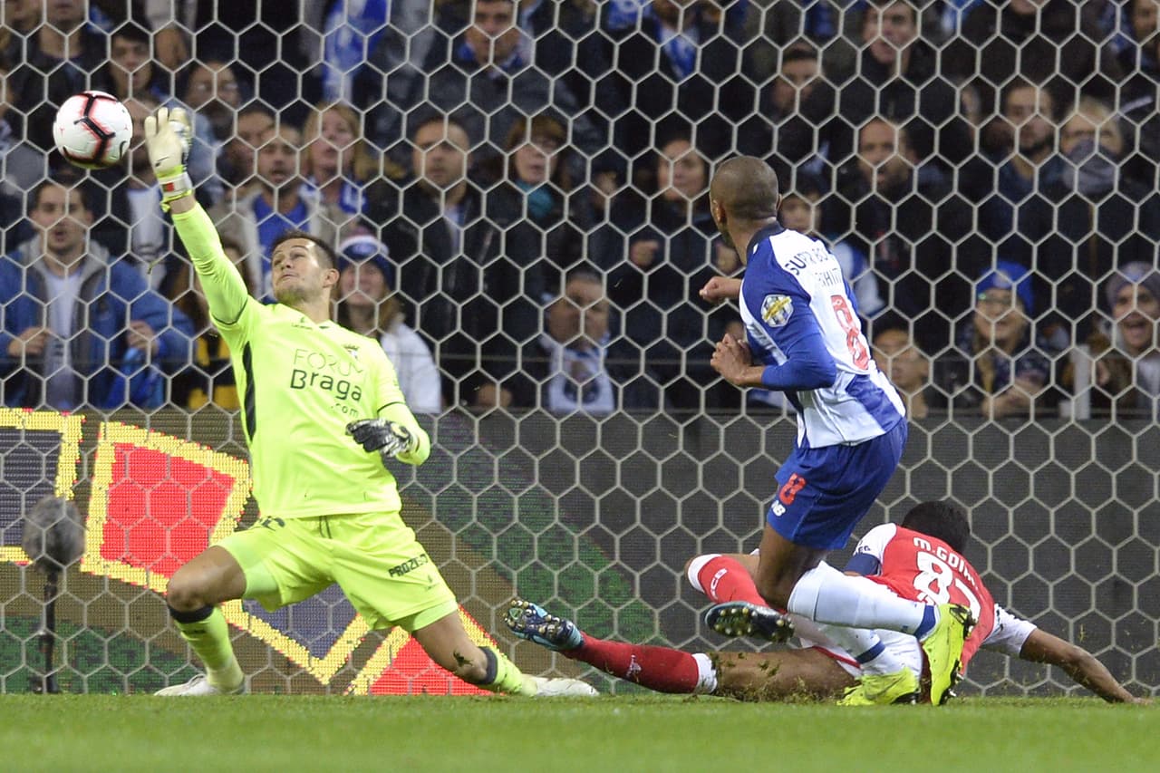 El arquero del Sporting Braga, Thiago Sá (izquierda) fue gran responsable que el Porto tardara hasta la parte final del partido para poder anotar un gol.
