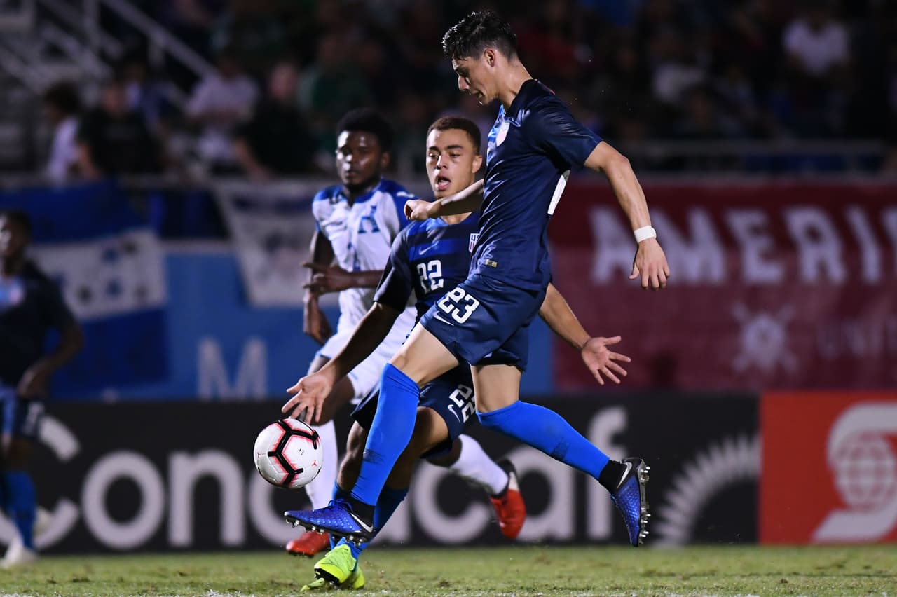 Sebastián Soto (23) en la segunda mitad tuvo esta jugada de gol pero el achique del portero y la imprecisión le impidieron añadir un gol más para los de las barras y las estrellas.