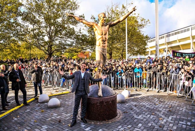 "Cuando vas a Nueva York, tienes la Estatua de la Libertad. Cuando estás en Suecia, tienes la Estatua de Zlatan". 'Ibra' inauguró con mucho orgullo el monumento que a partir de hoy le rinde homenaje en Malmö, la ciudad en la que nació.