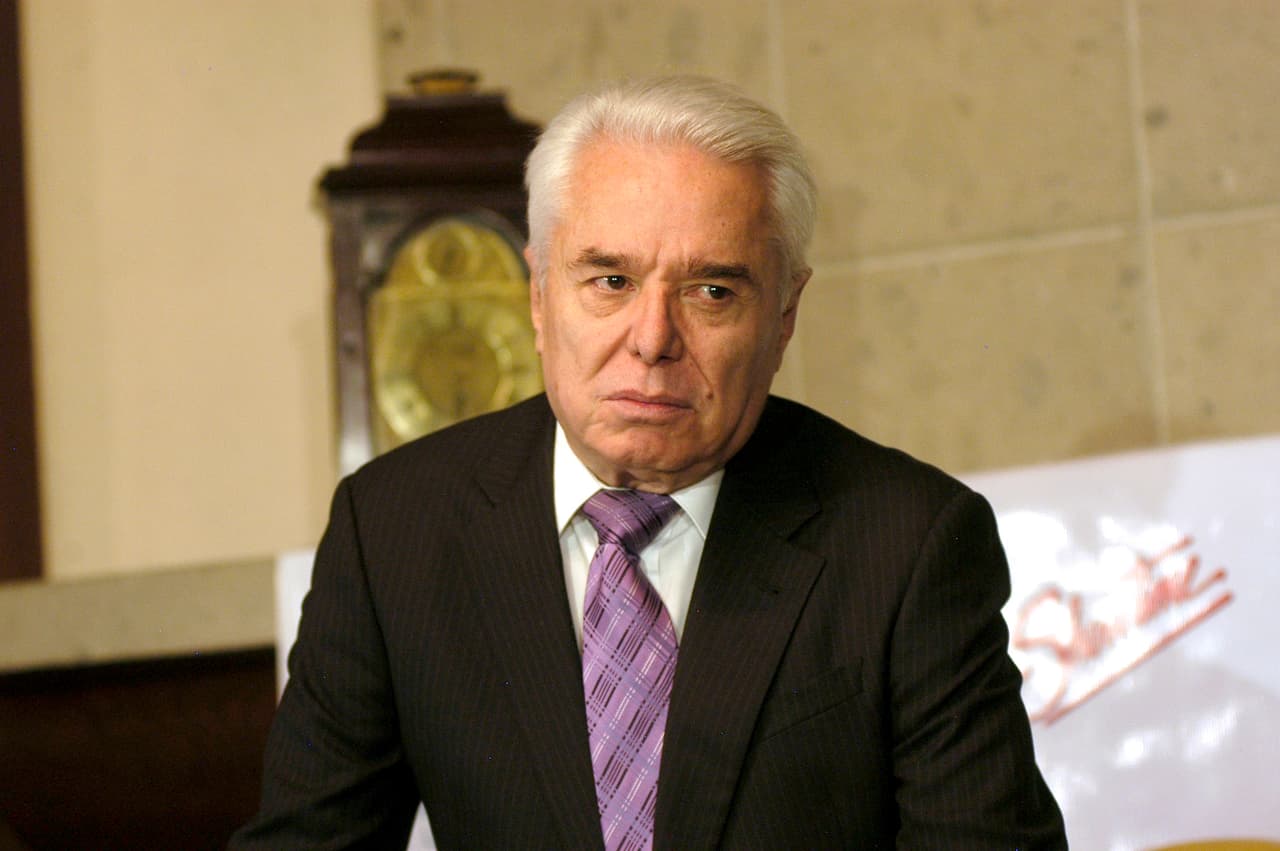 En la página 218 de su libro, la primera actriz mexicana relata con lujo de detalle la violencia que sufrió en manos del cantante, quien en una ocasión llegó con una pistola: "la disparó y la bala me pasó rozando para impactarse al final en un florero".