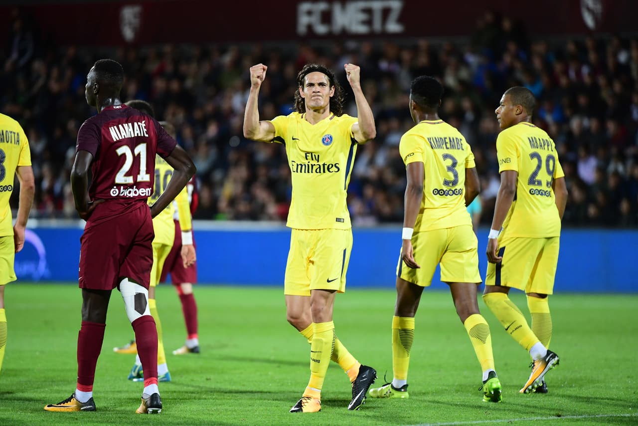 Aunque accidentado el pase del joven francés, el balón le quedó a Cavani para que definiera solo frente al portero.