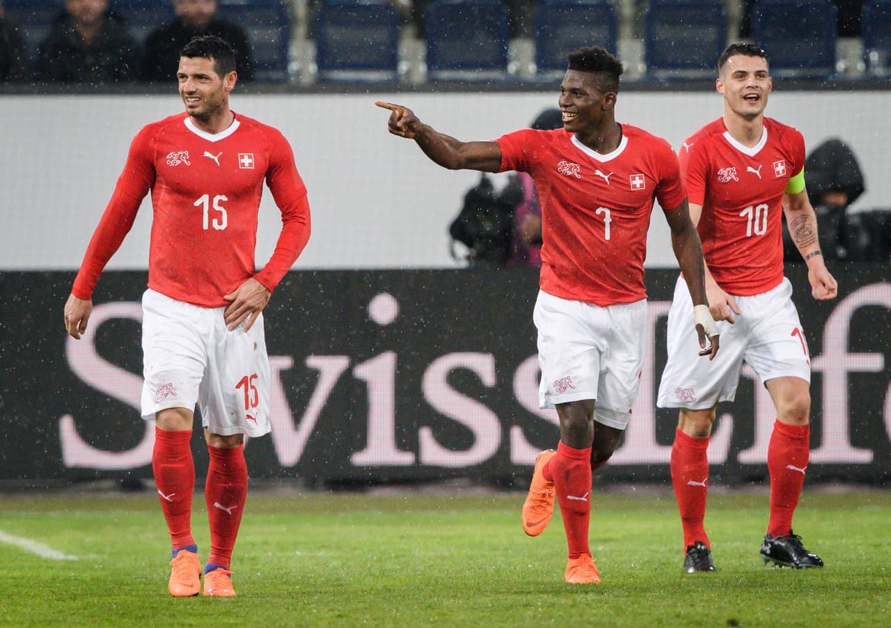 Apenas al final del primer tiempo, Suiza estaba arriba 4-0 con goles de Dzemaili (minuto 22), Granit Xhaka (penalti, minuto 31), Breel Embolo (foto, minuto 33) y Steven Zuber (minuto 39).