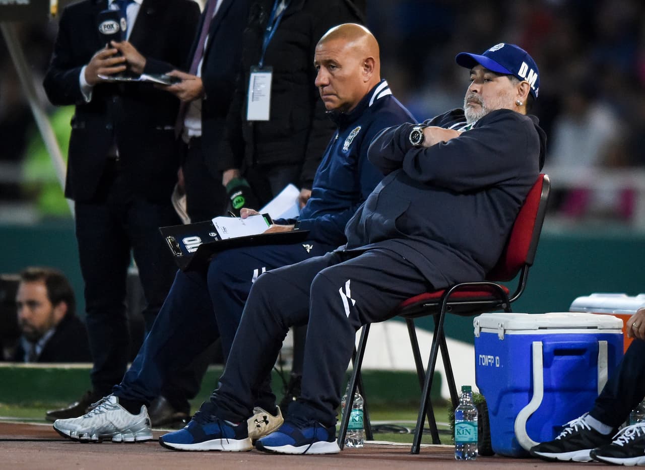 Moreno hace el tanto del triunfo para Talleres de Córdoba, "el Diego" lo observa molesto.