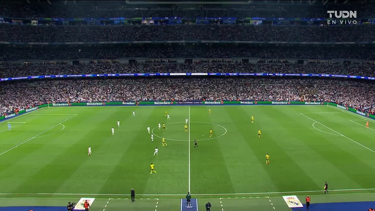 Arranca el partido y la pelota está en juego.