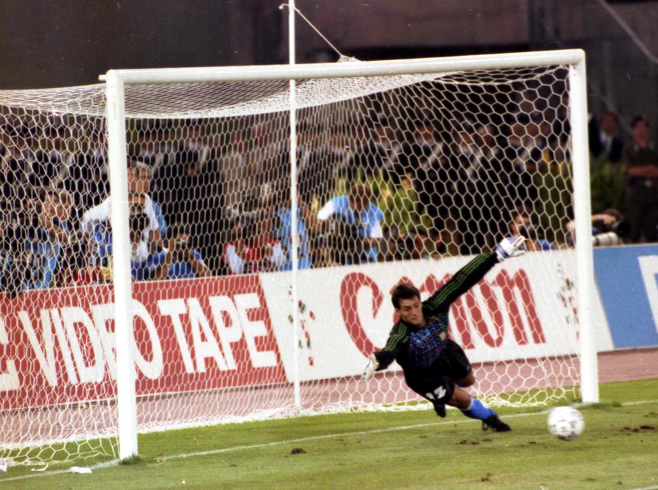 Contra Argentina, también Alemania anotó gol de penalti en la final del Mundial, esta vez en 1990. Los argentinos reclamaron por considerar que no fue falta.