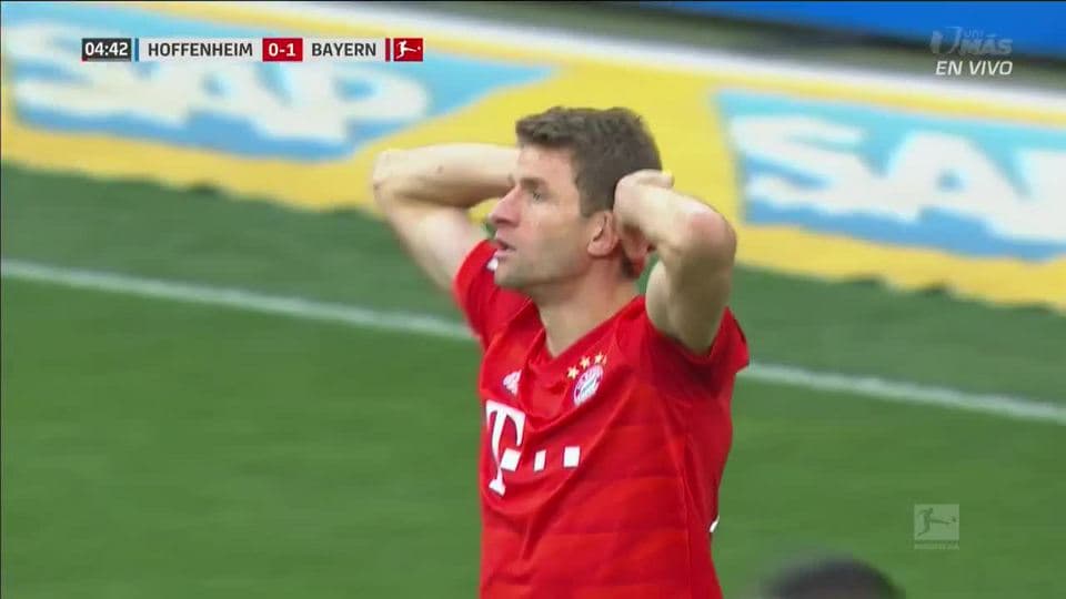 Tiro desviado de Thomas Müller